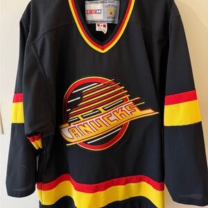 Vancouver Canucks Classic Hockey Jersey - Throwback!